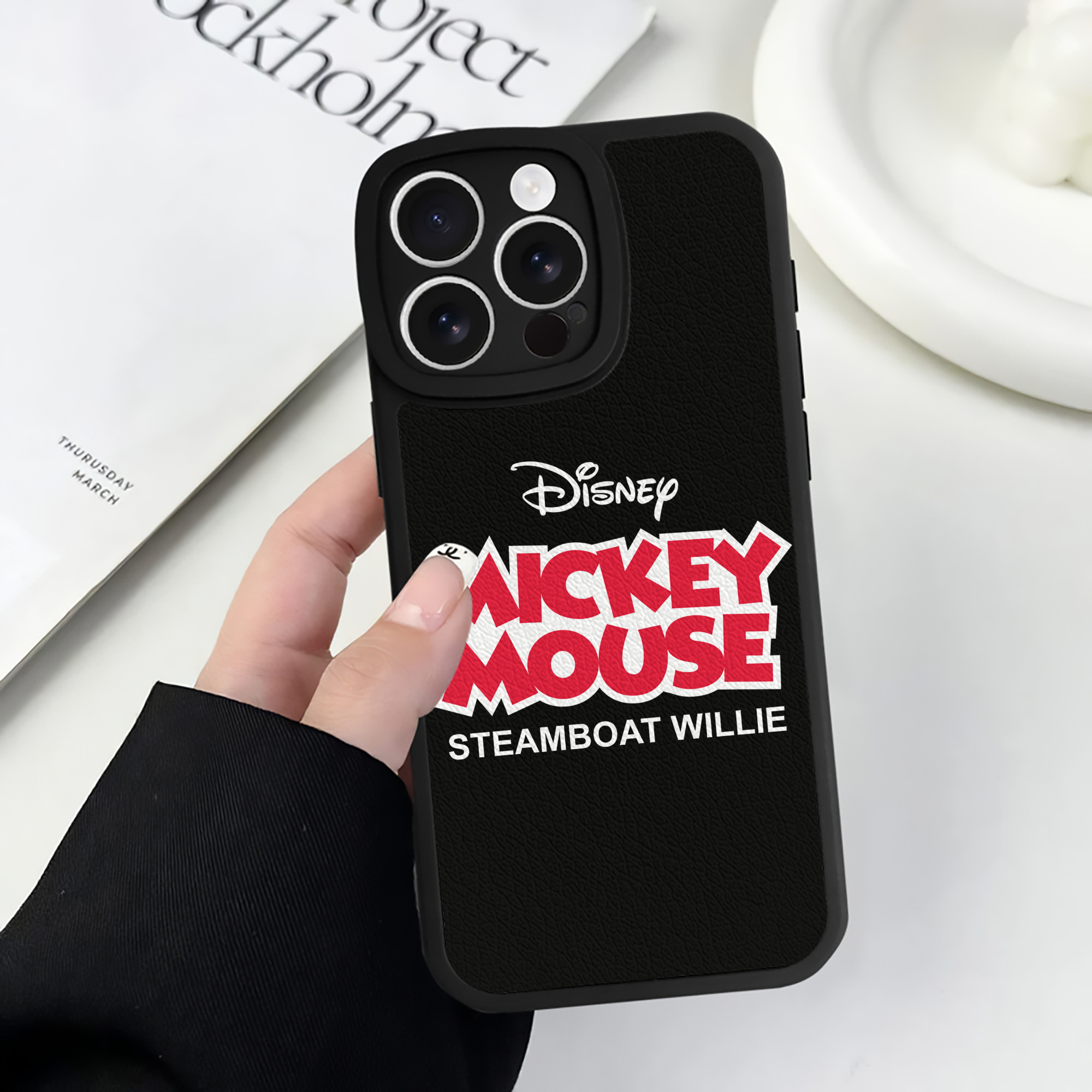 （画像用） ミッキーマウス Mickey Mouse 【iPhone 16シリーズ対応】シリコンスマホケース（レザー調） 材質：シリコン